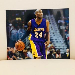 KOBE BRYANT AUTOGRAPHED PHOTO 8X10 WITH COA
